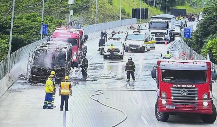 Incêndio destrói micro-ônibus na Serra Nova da Tamoios