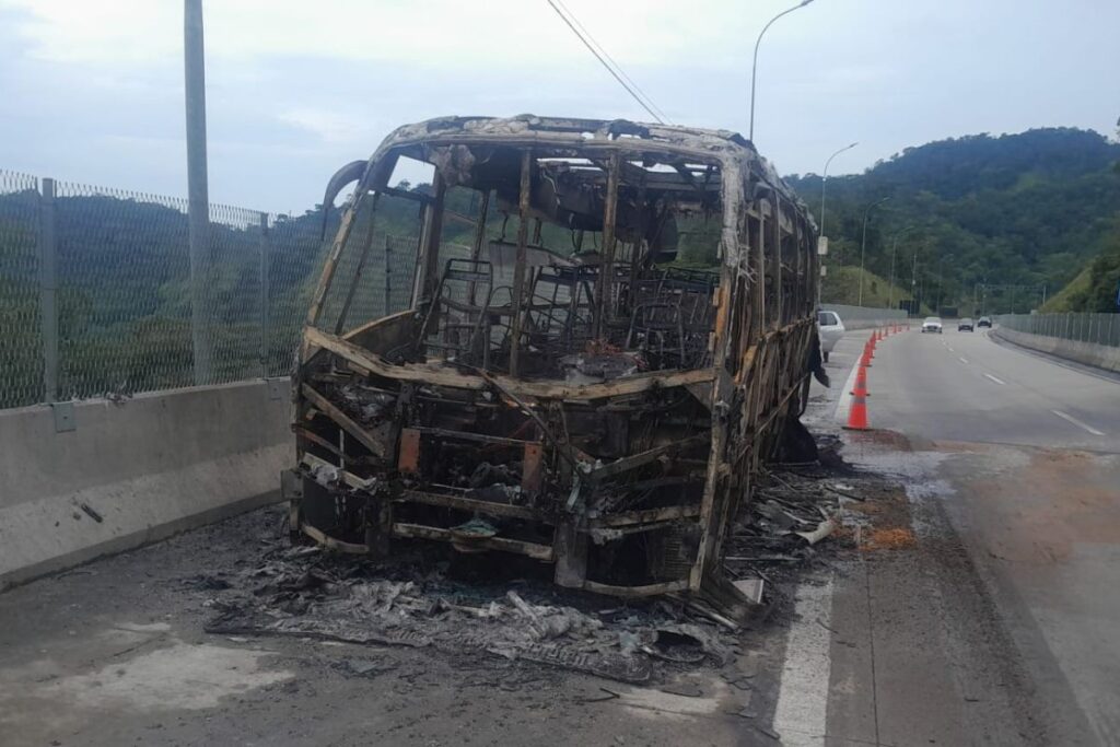 Incêndio em micro-ônibus interdita túnel da Tamoios