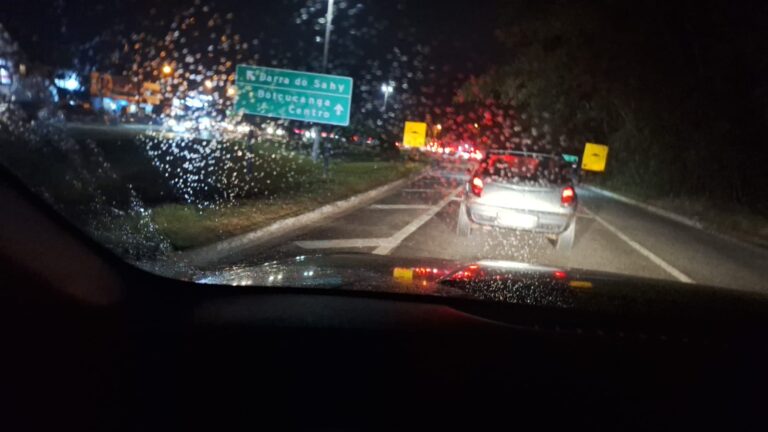Acidente em trecho sem iluminação deixa família ferida