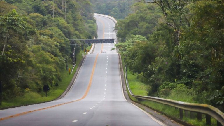 Trânsito sem retenções na rodovia Mogi-Bertioga