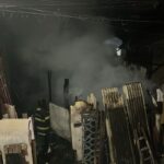 Casa de madeira destruida por incendio em caraguatatuba