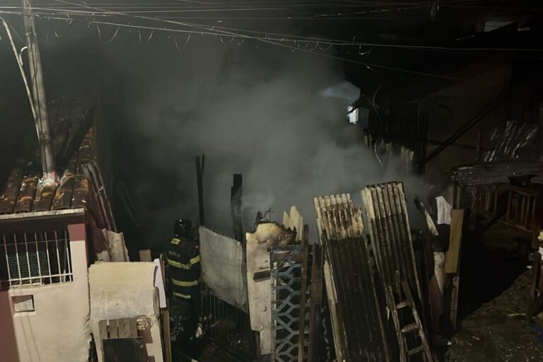 Casa de madeira destruida por incendio em caraguatatuba