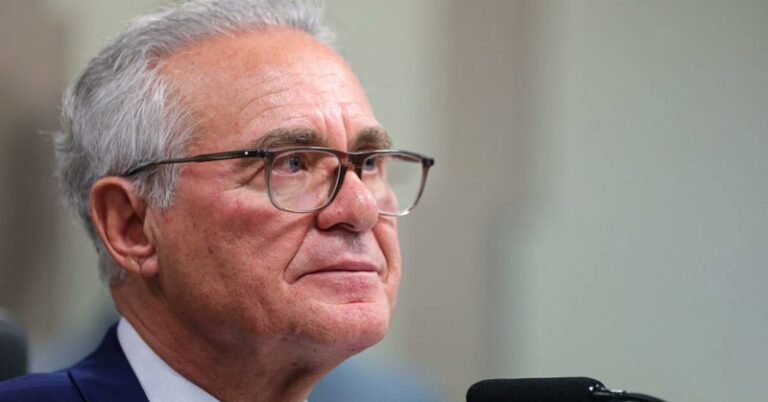 Comissão do Senado aprova convocação de ministro da Previdência