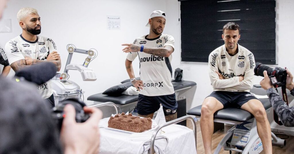 Neymar recebe bolo e aplausos no Santos após convocação