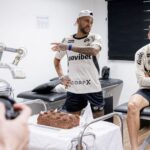 Neymar recebe bolo e aplausos no Santos após convocação