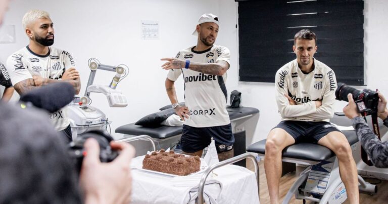 Neymar recebe bolo e aplausos no Santos após convocação