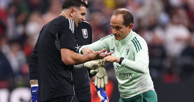 Dibu Martínez joga com dedo quebrado e leva título