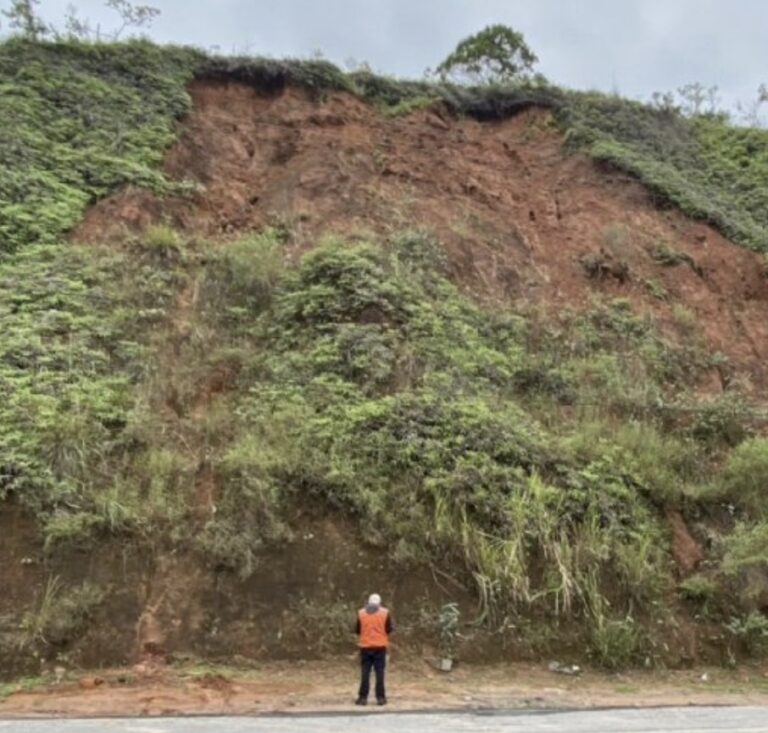 São Sebastião remove blocos rochosos em encosta instável