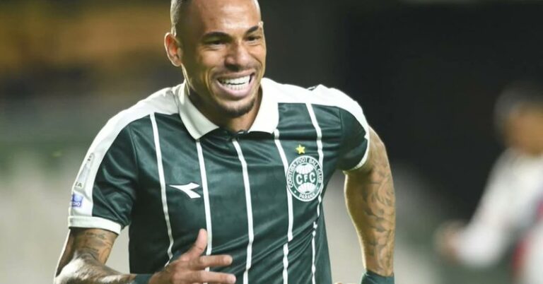 Coritiba vence Bahia em jogo de cinco gols