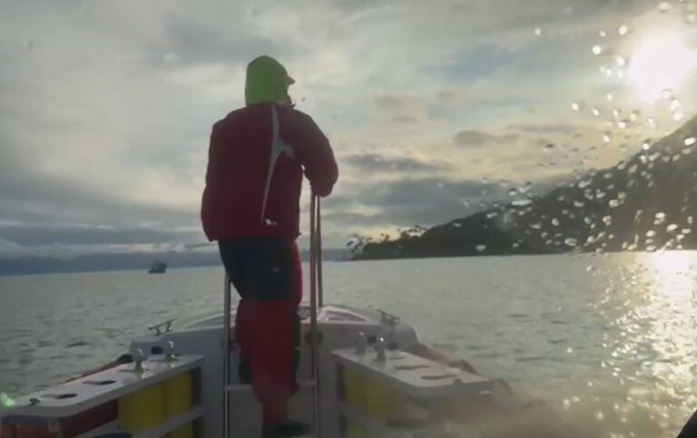 Buscas seguem por casal de jet-ski em Ilhabela