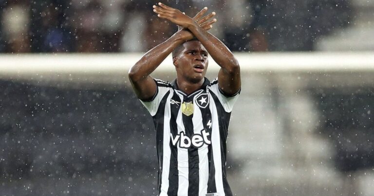 Técnico do Panamá discute ausência de atacante do Botafogo