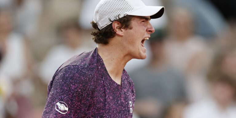 João Fonseca supera croata e enfrenta Djokovic em Roland
