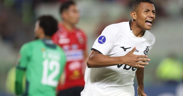 Botafogo vira e lidera fase de grupos