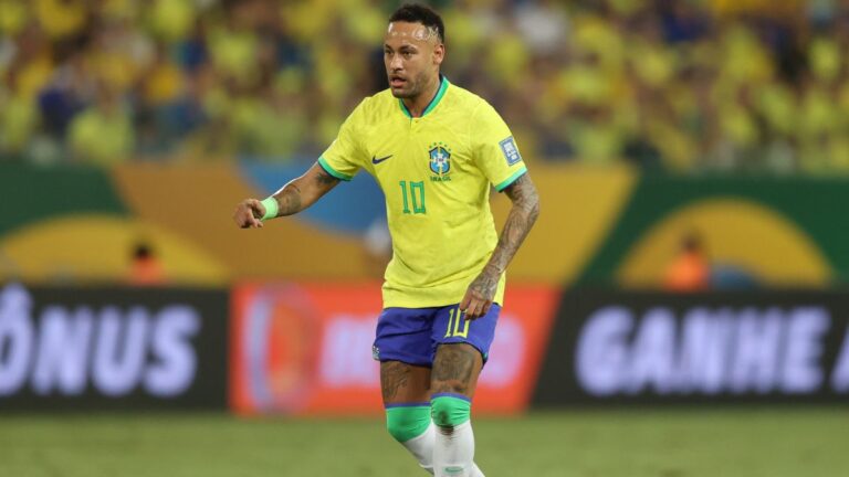 Neymar tem lesão na panturrilha e fica dúvida