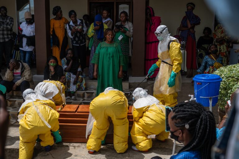 EUA, México e Canadá restringem viagens por Ebola