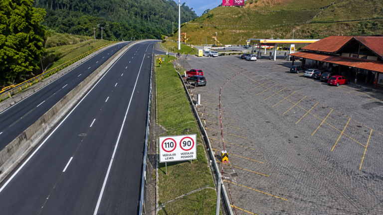 Trânsito livre na Rodovia dos Tamoios
