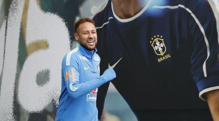 Neymar assiste treino da Seleção sob chuva