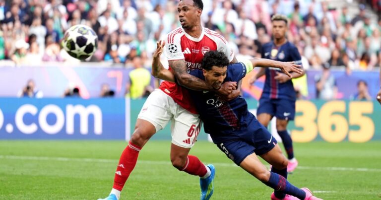 PSG vence Arsenal nos pênaltis após erro de Magalhães