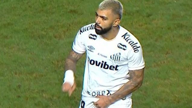 Gabigol é expulso após gesto obsceno