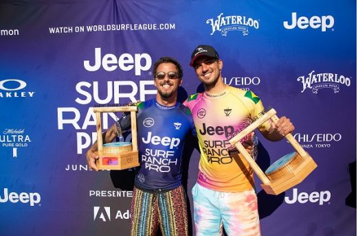 Duelo entre gabriel medina e filipe toledo em raglan