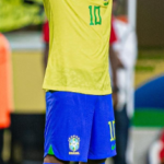 Neymar apresenta edema na panturrilha