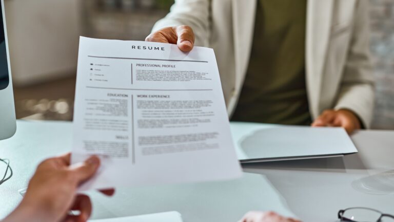 São Sebastião anuncia 93 vagas de emprego em 43