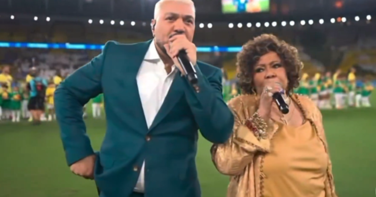 Belo e Alcione geram memes ao cantar hino