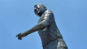 México recebe estátua gigante de Pelé
