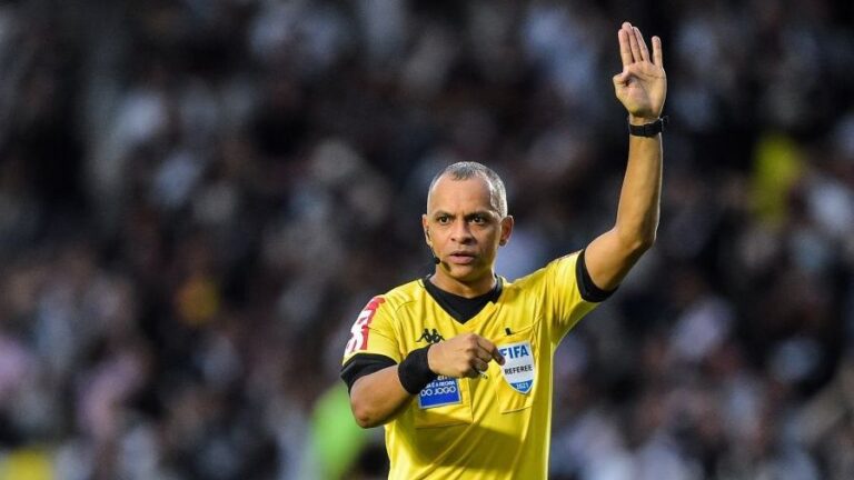 Árbitro brasileiro apita jogo de abertura da Copa