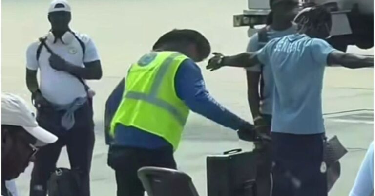 Delegação de Senegal é revistada ao chegar aos EUA