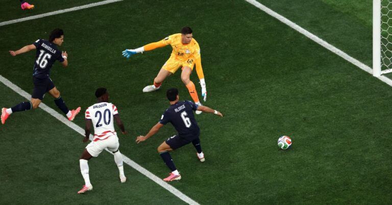 Bobadilla marca gol contra nos EUA