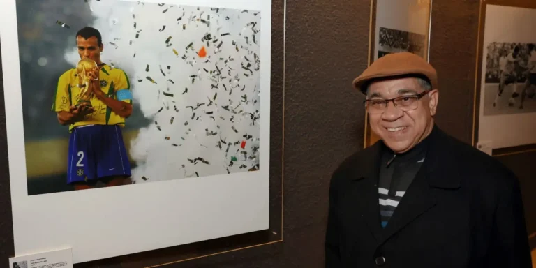 Exposição gratuita mostra foto icônica de Cafu