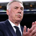 Carlo Ancelotti canta hino nacional antes de jogo
