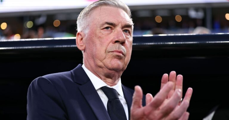 Carlo Ancelotti canta hino nacional antes de jogo