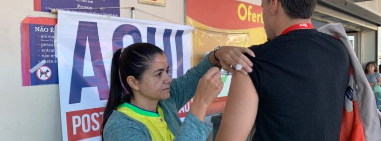 Caraguatatuba leva vacinação contra gripe a supermercados