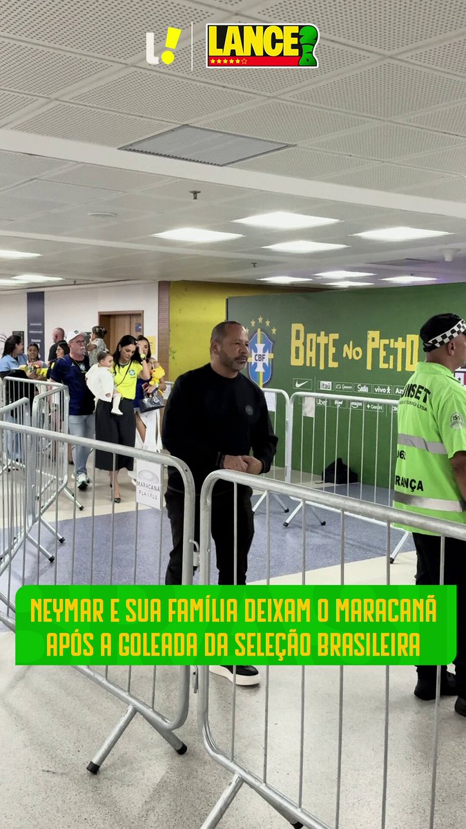 Neymar sai do Maracanã acompanhado da família