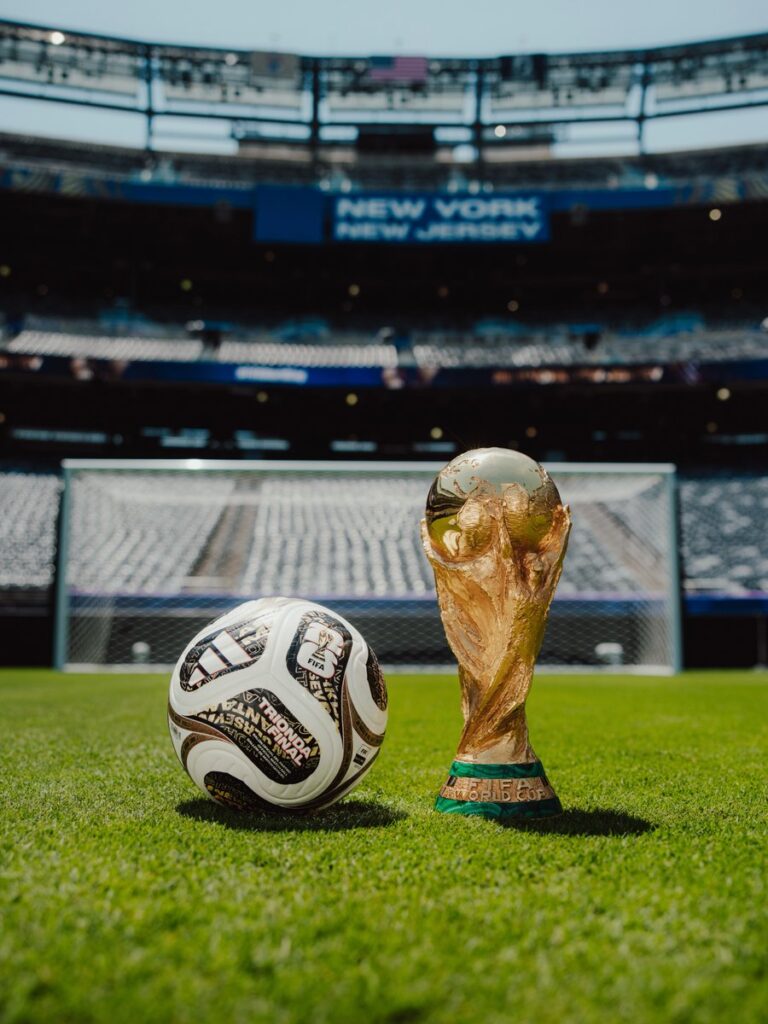 Fifa apresenta bola da final da Copa do Mundo