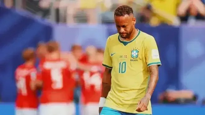 Neymar sofre críticas por entrada na Copa do Mundo
