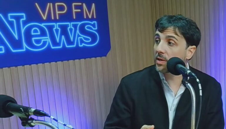 Renan Santos chama Flávio Bolsonaro de criminoso