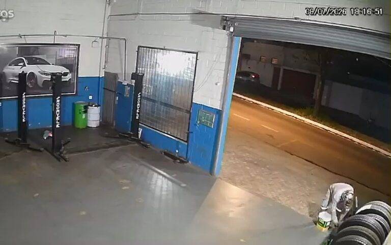 Homem incendeia oficina mecânica em Passos