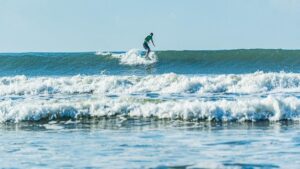 Swell do sul impulsiona surfe em Bertioga