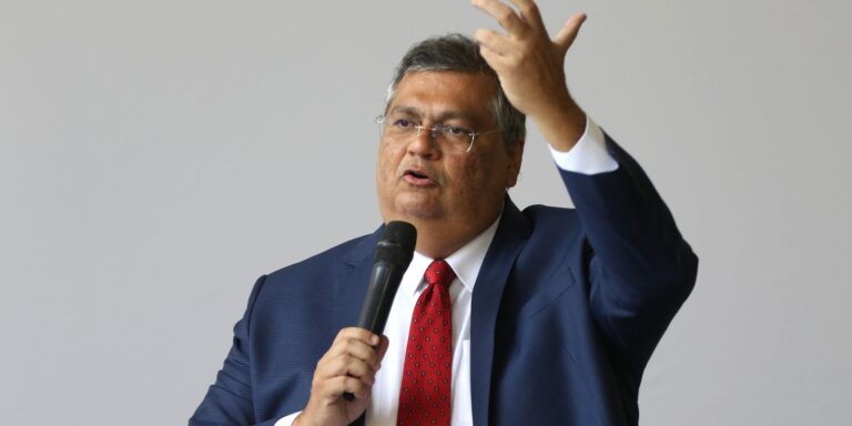 Dino bloqueia R$ 119 milhões de Valdemar