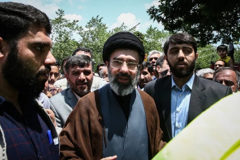 Líder supremo iraniano promete vingança contra EUA e Israel
