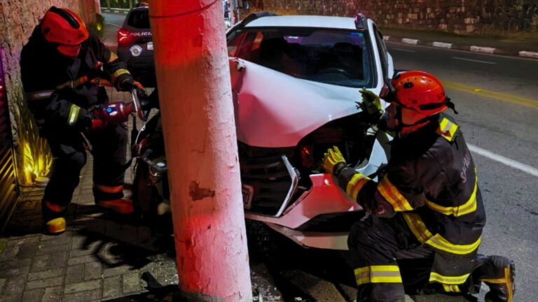 Carro colide com poste e fere motorista em Ilhabela