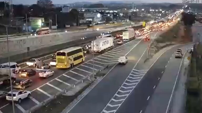 Acidente causa congestionamento na Dutra e Régis