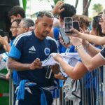 Cruzeiro recebe festa calorosa em Brasília antes de jogo