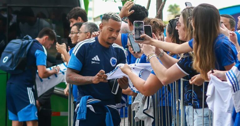 Cruzeiro recebe festa calorosa em Brasília antes de jogo