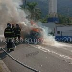 Motorista abandona carro antes de incêndio na Tamoios