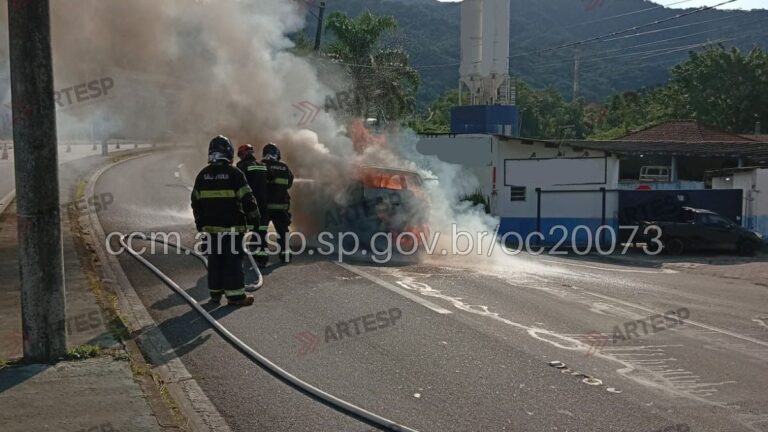Motorista abandona carro antes de incêndio na Tamoios