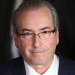 Dino ordena bloqueio de R$ 6 milhões a Cunha